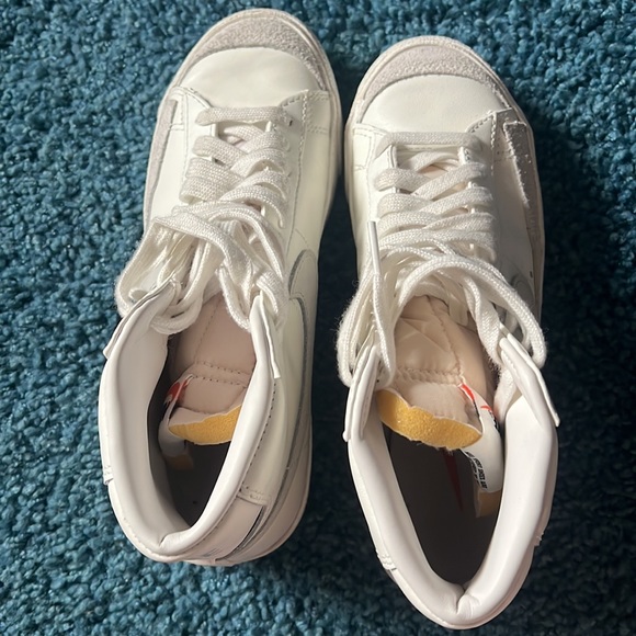 Women’s Nike Blazar Hightop - Picture 2 of 4